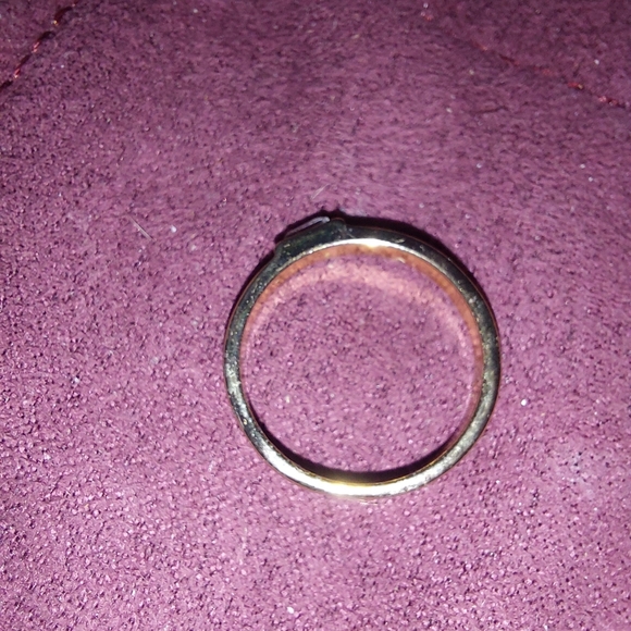 Gold toned solitaire ring, size 7 - Picture 4 of 6